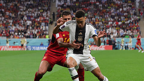Jamal Musiala im Duell mit Rodri im letzten Spiel gegen Spanien. Die AZ stellt den jüngsten Nationalspieler vor.