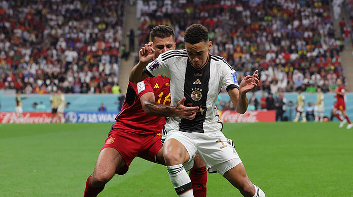 Jamal Musiala im Duell mit Rodri im letzten Spiel gegen Spanien. Die AZ stellt den jüngsten Nationalspieler vor.