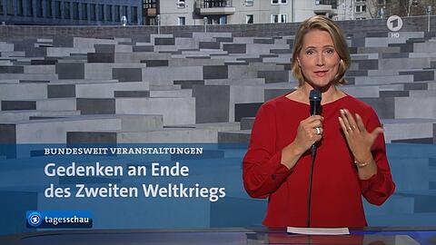 Tonprobleme bei der "Tagesschau": Judith Rakers liest mit Handmikrofon die Nachrichten vor
