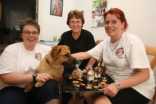 Merlin ist kaum zu bändigen, wenn Backchefin Christine Hassold, Fabrik-Chefin Bärbel Hassold und Vertriebs-Chef Kathrin Folger Nachschub backen.