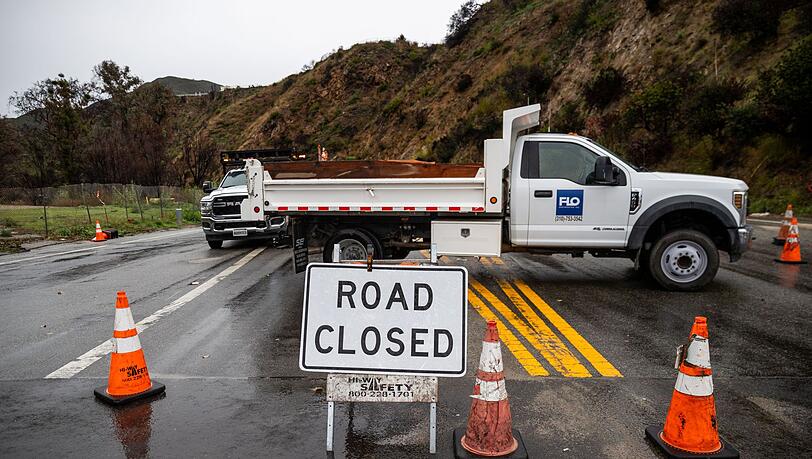 Augenzeugen berichteten nach dem Wintersturm von umgestürzten Bäumen, überschwemmten Straßen und kleineren Erdlöchern. Augenzeugen berichteten nach dem Wintersturm von umgestürzten Bäumen, überschwemmten Straßen und kleineren Erdlöchern.