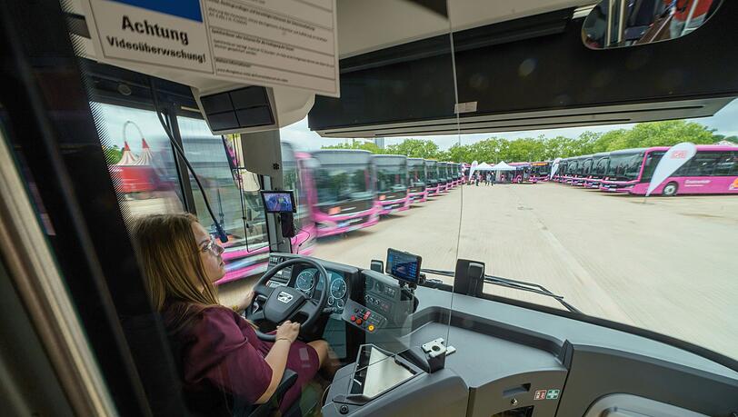 Die Bahn betreibt auch viele Busse - nicht nur für Ersatzverkehr. Die Bahn betreibt auch viele Busse - nicht nur für Ersatzverkehr.