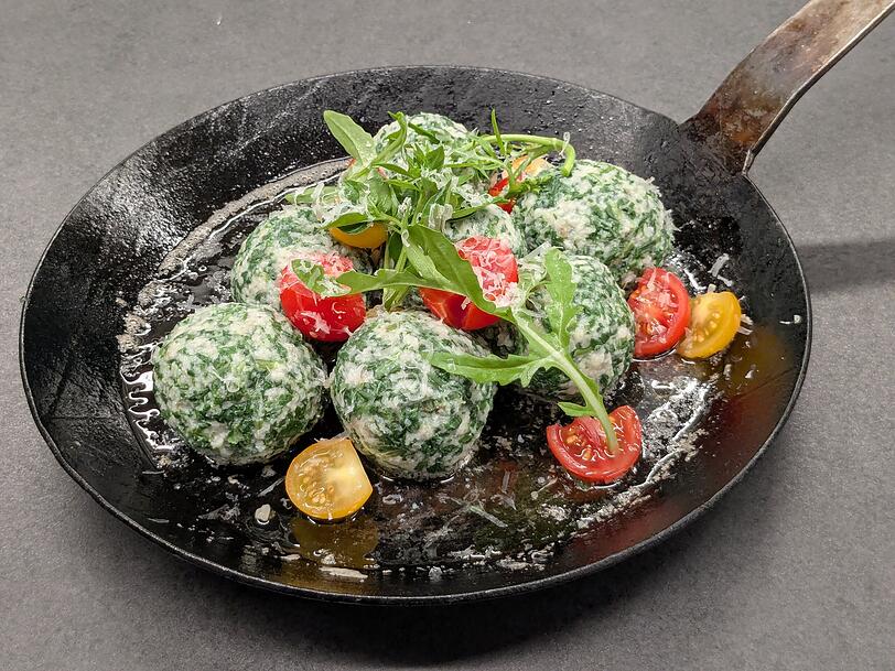 Spinatkn&ouml;del, wie sie Thomas Kellermann vom Gourmetrestaurant Dichter am Tegernsee sehr gern mag.