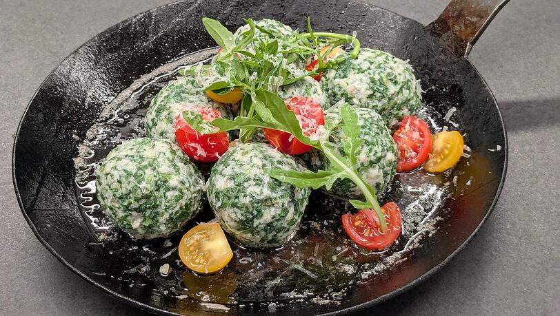 Spinatkn&ouml;del, wie sie Thomas Kellermann vom Gourmetrestaurant Dichter am Tegernsee sehr gern mag.