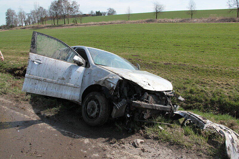 Schwerer Unfall bei Ziegelsham: Das Fahrzeug fuhr von Heldenstein in Richtung Schwindegg. Auf Höhe des Weilers Ziegelsham kam der Lenker nach Rechts von der Fahrbahn ab, steuerte dagegen und fuhr dann schließlich nach Links in den Bach wo sich das Fahrzeug überschlug und auf den Rädern wieder zum stehen kam. Drei Menschen wurden verletzt.