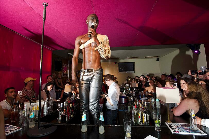 Das bestbezahlte Männer-Model der Welt, Papis Loveday, lud gestern zum Papis Loveday Stammtisch ins Harlander ein.