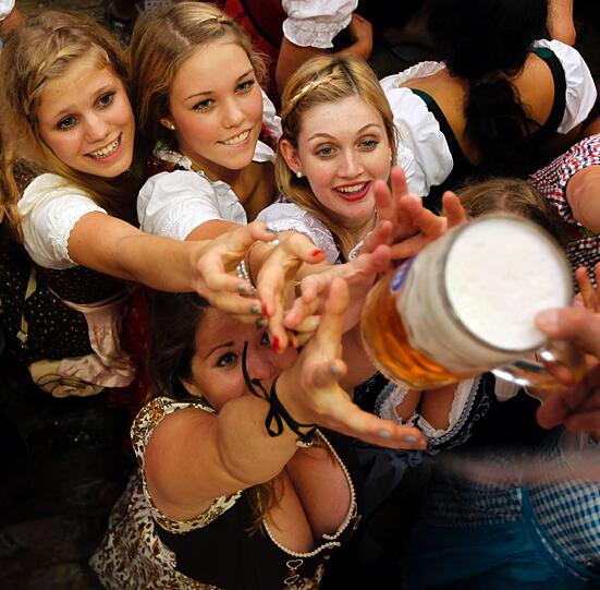 Bei schönstem Wetter sind auf der Wiesn die Zelte voll, die Stimmung ist ausgelassen: Die Wiesn 2011 beginnt