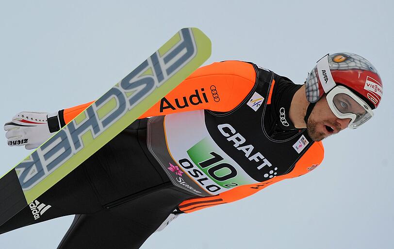 Björn Kircheisen bei seinem Sprung über die Normalschanze.