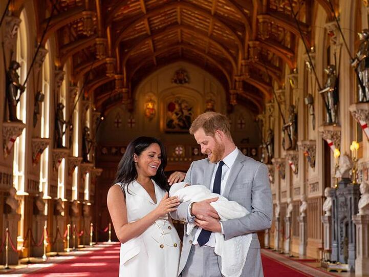 Prinz Harry von Großbritannien und Meghan, Herzogin von Sussex, mit ihrem Sohn in der St. George's Hall im Windsor Castle.