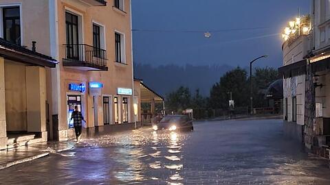 Wasser steht in einer Straße in Berchtesgaden.