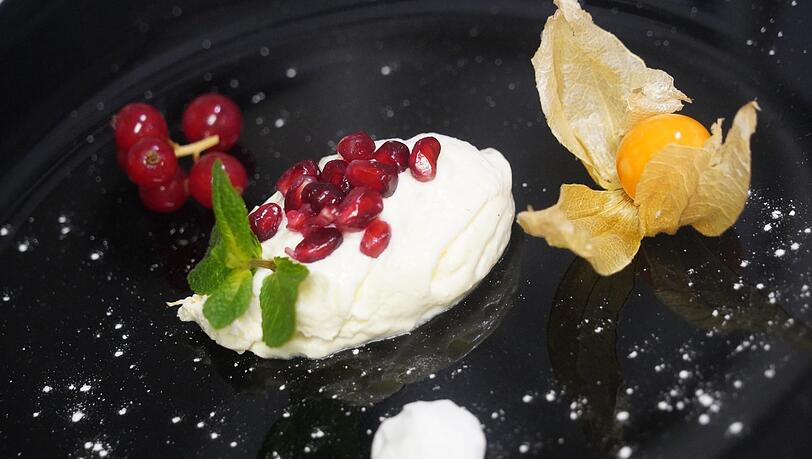 Gang 5: Topfenschaum mit Granatapfel Gang 5: Topfenschaum mit Granatapfel