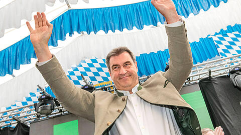 Markus Söder ist auch immer wieder in Bierzelten und auf Volksfesten unterwegs – und lässt sich dabei öffentlichkeitswirksam ablichten.