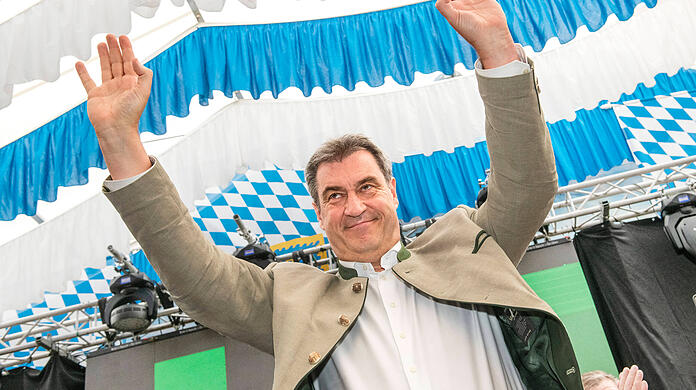 Markus Söder ist auch immer wieder in Bierzelten und auf Volksfesten unterwegs – und lässt sich dabei öffentlichkeitswirksam ablichten.