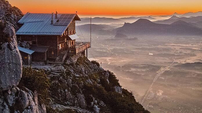 Panorama-Blick: Das Reichenhaller Haus (genannt Staufenhaus), das unterhalb des Gipfels des Hochstaufen steht.