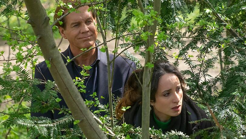"Der Alte: Blume des Bösen": Caspar Bergmann (Thomas Heinze) und Annabell Lorenz (Stephanie Stumph) warten gespannt, ob die von ihnen erdachte Falle für den Täter zuschnappt. "Der Alte: Blume des Bösen": Caspar Bergmann (Thomas Heinze) und Annabell Lorenz (Stephanie Stumph) warten gespannt, ob die von ihnen erdachte Falle für den Täter zuschnappt.