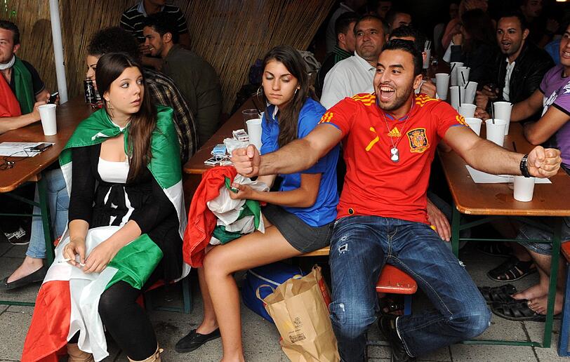Unter den Blicken italienischer Fans bejubelt ein spanischer Fußballfan den Abpfiff im Finale der Fußball-Europameisterschaft zwischen Spanien und Italien in einer Gaststätte an der Leopoldstraße.