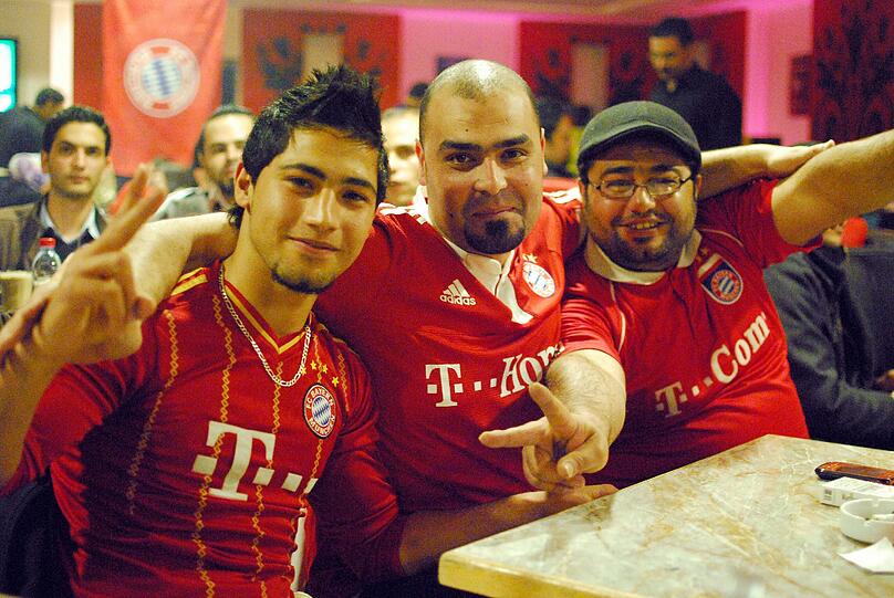 Bayern-Fans im Nahen Osten: Drei Fans in Amman beim Champions League-Spiel zwischen dem FC Bayern und dem FC Barcelona. Auch das Finale lassen sie sich nicht entgehen.