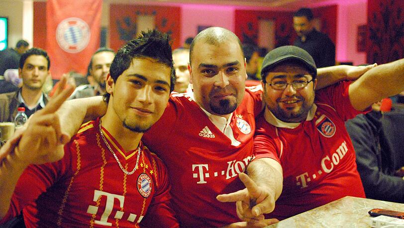 Bayern-Fans im Nahen Osten: Drei Fans in Amman beim Champions League-Spiel zwischen dem FC Bayern und dem FC Barcelona. Auch das Finale lassen sie sich nicht entgehen. Bayern-Fans im Nahen Osten: Drei Fans in Amman beim Champions League-Spiel zwischen dem FC Bayern und dem FC Barcelona. Auch das Finale lassen sie sich nicht entgehen.