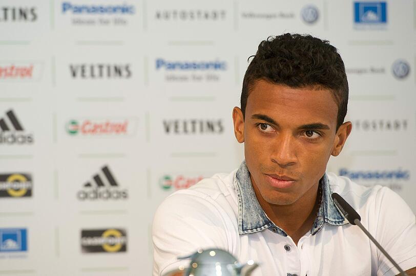 Er kriegt die 22: Luiz Gustavo ist schon in Wolfsburg vorgestellt worden. Die Bilder