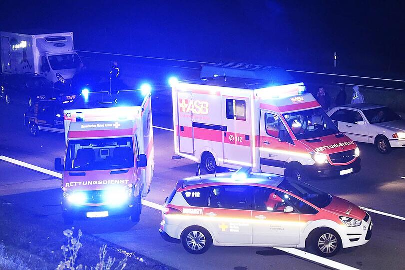 Der Gefahrguttransporter schob erste den Pannen-BMW auf die Böschung und prallte dann gegen die Mittelleitplanke.