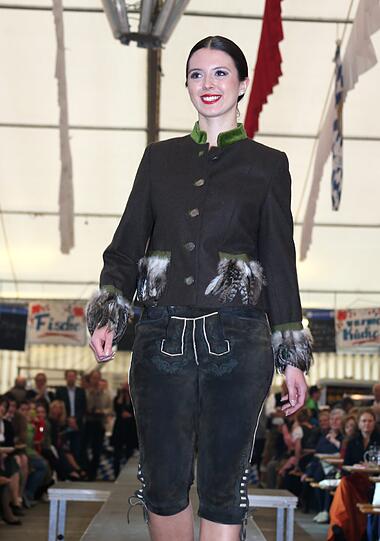 Trachtenmodenschau auf dem 27. Haderner Dorffest. Die Bilder.