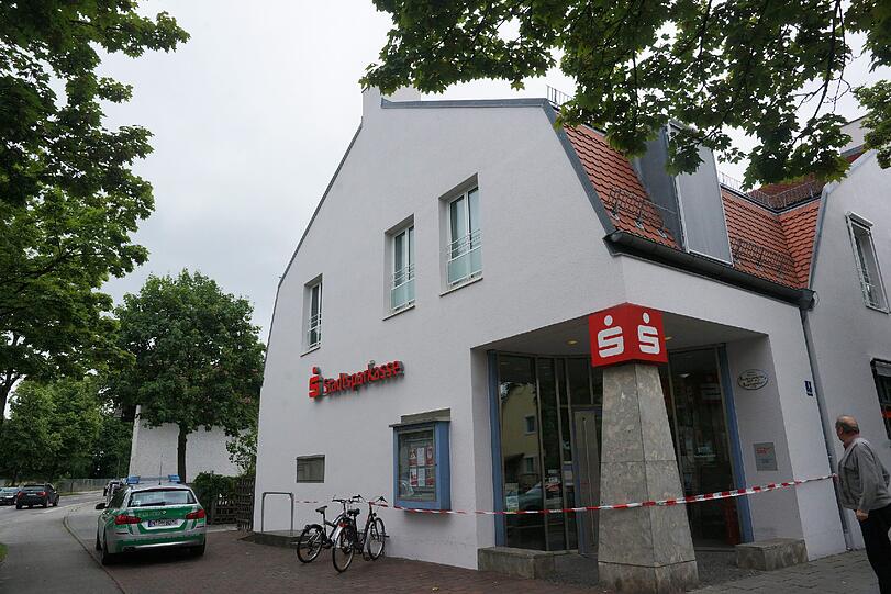 Die Polizei fahndet nach einem Überfall auf eine Stadtsparkasse nach dem Täter. Der Mann ist auf der Flucht.
