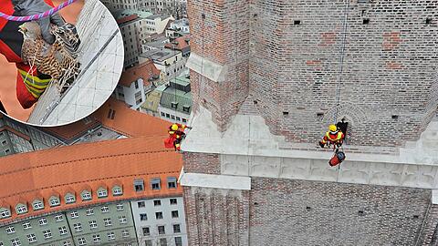 Nichts für Menschen mit Höhenangst: Die Feuerwehr hat an der Fassade der Frauenkirche einen Falken gerettet. Die irren Bilder!