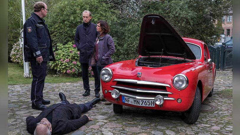 "Nord Nord Mord: Sievers und der große Knall": Carl Sievers (Peter Heinrich Brix, 2.v.r.), Ina Behrendsen (Julia Brendler, r.) und ihr Kollege Schneider (Stephan A. Tölle) am Tatort.