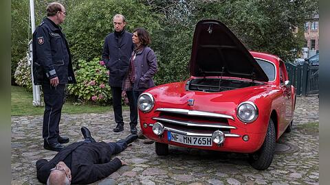"Nord Nord Mord: Sievers und der große Knall": Carl Sievers (Peter Heinrich Brix, 2.v.r.), Ina Behrendsen (Julia Brendler, r.) und ihr Kollege Schneider (Stephan A. Tölle) am Tatort.