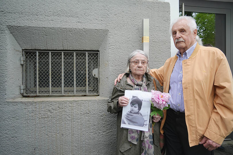 Angehörige nehmen am Gedenken in der Aberlestraße teil: Trudy Creighton und ihr Bruder Willy Kramer.