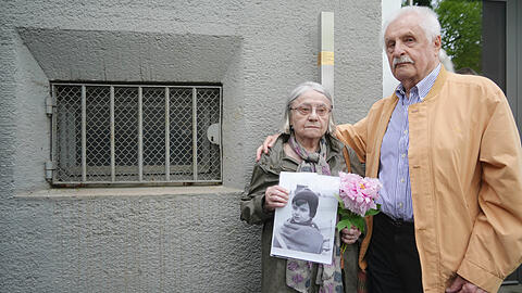 Angehörige nehmen am Gedenken in der Aberlestraße teil: Trudy Creighton und ihr Bruder Willy Kramer.