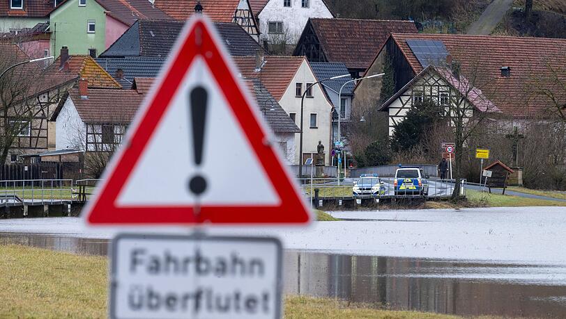 Einzelne Stra&szlig;en sind &uuml;berflutet.