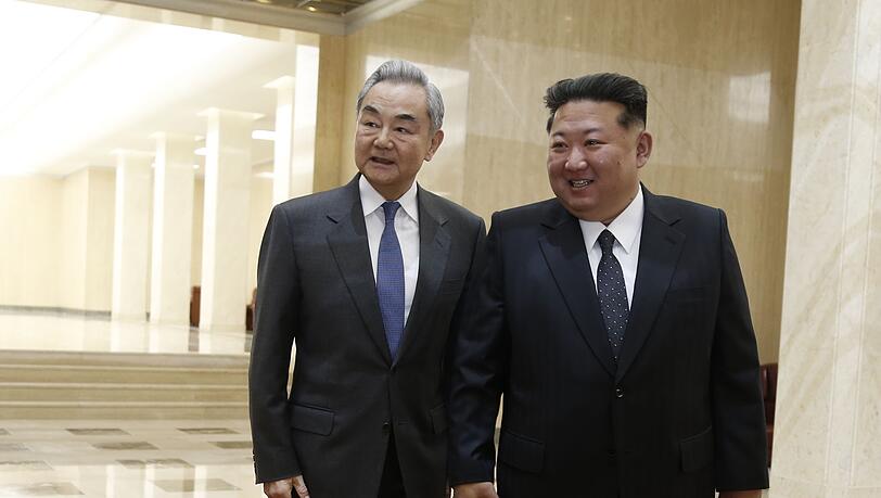 Chinas Au&szlig;enminister Wang Yi (l) ist erstmals seit sechs Jahren nach Nordkorea reist - und traf dort auf Machthaber Kim Jong Un.