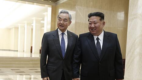Chinas Au&szlig;enminister Wang Yi (l) ist erstmals seit sechs Jahren nach Nordkorea reist - und traf dort auf Machthaber Kim Jong Un.