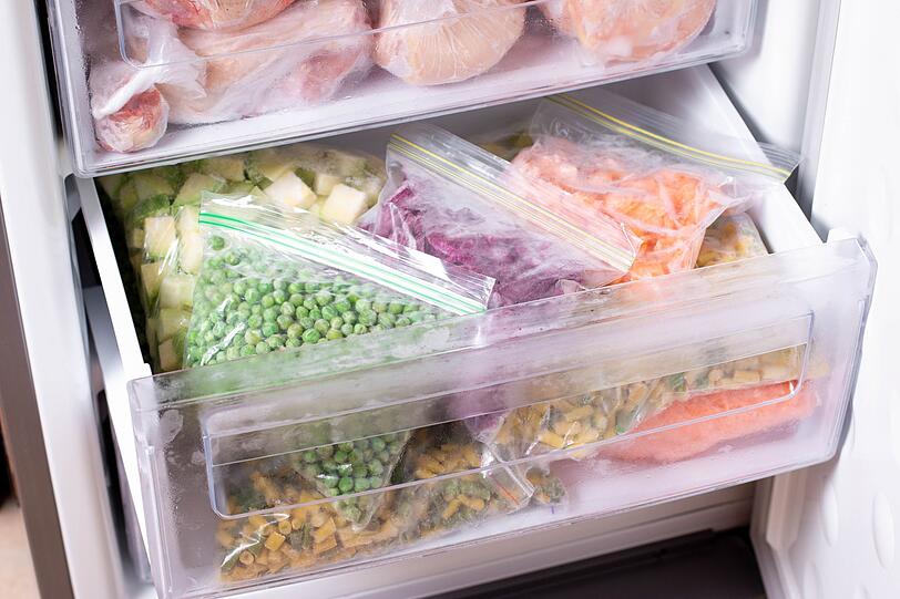 Im Tiefkühler ist es Mikroorganismen zu kalt für Stoffwechsel. Die Konservierungsmethode Einfrieren ist einfach. Allerdings gibt es auch dabei den ein oder anderen Trick, wie Obst und Gemüse in Eisfach oder Gefrierschrank am geschicktesten gelagert werden. Beispielsweise verklumpen Beeren nicht im Gefrierbeutel, wenn sie vorher auf einem Deckel oder Tablett verteilt angefroren wurden. Im Tiefkühler ist es Mikroorganismen zu kalt für Stoffwechsel. Die Konservierungsmethode Einfrieren ist einfach. Allerdings gibt es auch dabei den ein oder anderen Trick, wie Obst und Gemüse in Eisfach oder Gefrierschrank am geschicktesten gelagert werden. Beispielsweise verklumpen Beeren nicht im Gefrierbeutel, wenn sie vorher auf einem Deckel oder Tablett verteilt angefroren wurden.