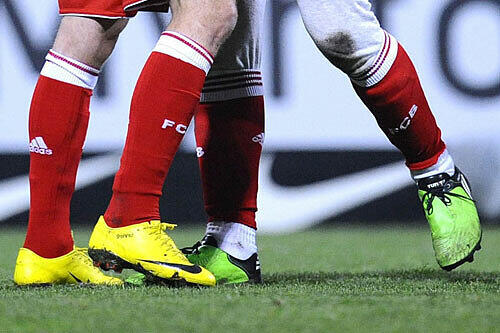 Buntes Schuhwerk: Die Bayern-Profis Franck Ribéry (l.) und Arjen Robben mit ihren besten Stücken.