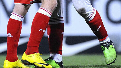Buntes Schuhwerk: Die Bayern-Profis Franck Ribéry (l.) und Arjen Robben mit ihren besten Stücken. Buntes Schuhwerk: Die Bayern-Profis Franck Ribéry (l.) und Arjen Robben mit ihren besten Stücken.