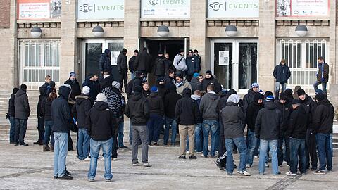 Hertha-Fans belagern am Sonntagmorgen den Olympiapark.