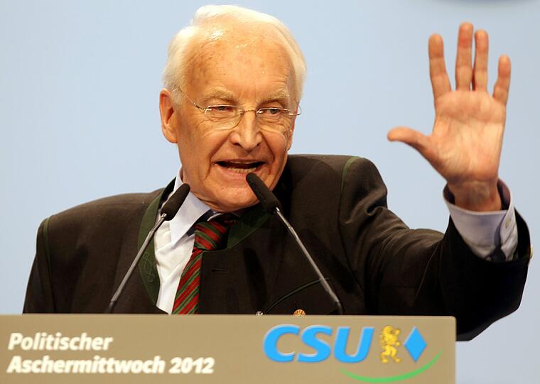 Der damalige CSU-Vorsitzende Edmund Stoiber 2005 in Passau: &bdquo;Schröder übertrifft mit seinen 110 Auslandsreisen den Papst. Obwohl der schon ein Vierteljahrhundert im Amt ist.&ldquo;