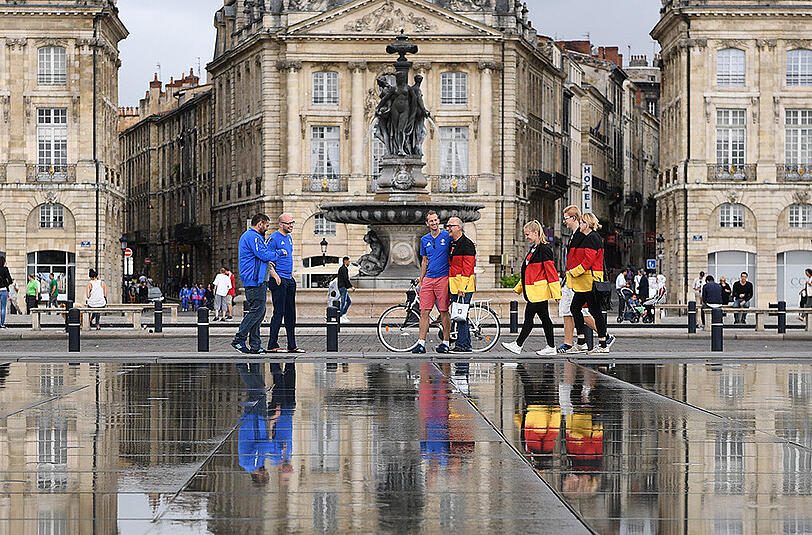 Tagsüber feierten die Fangruppen bereits in der Innenstadt von Bordeaux.