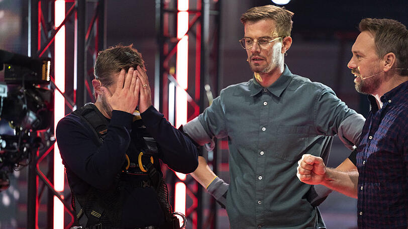 Klaas Heufer-Umlauf (l.) und Joko Winterscheidt mit Moderator Steven Gätjen (r.) in "Joko & Klaas gegen ProSieben"