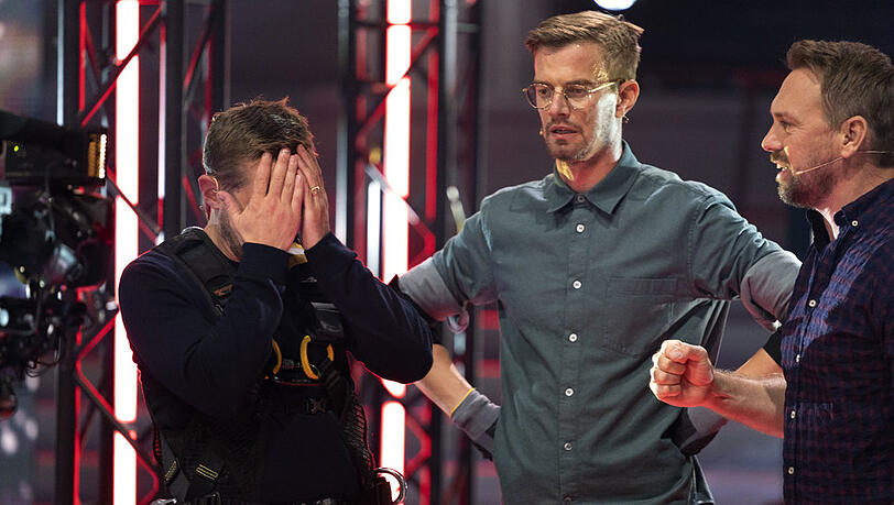 Klaas Heufer-Umlauf (l.) und Joko Winterscheidt mit Moderator Steven Gätjen (r.) in "Joko & Klaas gegen ProSieben" Klaas Heufer-Umlauf (l.) und Joko Winterscheidt mit Moderator Steven Gätjen (r.) in "Joko & Klaas gegen ProSieben"