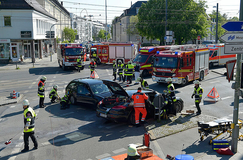 Auf dem Herkomerplatz in Bogenhausen krachte ein Mercedes in einen Porsche: Die Bilder von der Unfallstelle.