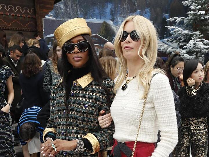 Die Models Claudia Schiffer (r) und Naomi Campbell besuchten die Fashion Week in Paris.