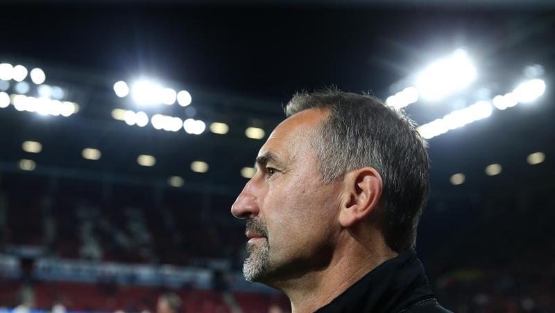 Der Kölner Trainer Achim Beierlorzer gerät immer mehr unter Druck. Der Kölner Trainer Achim Beierlorzer gerät immer mehr unter Druck.
