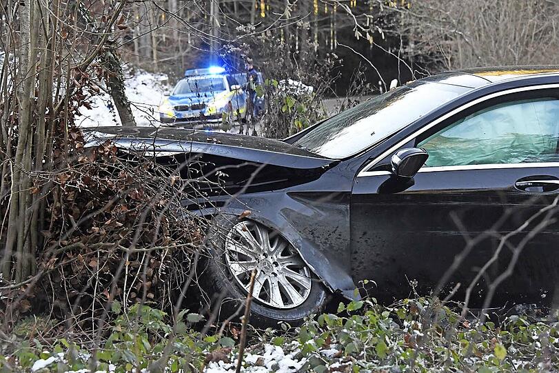 Die Bilder vom Unfallort auf der EBE 13. Die vier Insassen kamen glücklicherweise mit leichten Verletzungen davon.