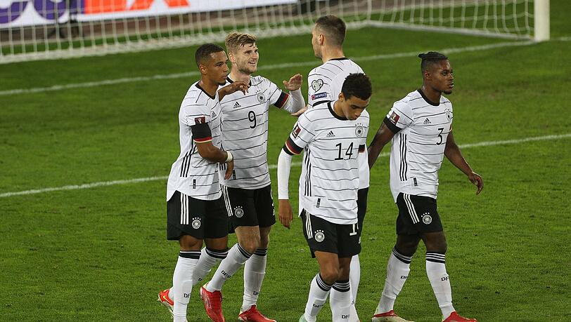 Timo Werner holt sich die Glückwünsche seiner Teamkollegen ab, nachdem er das 1:0 für Deutschland erzielt hatte. Timo Werner holt sich die Glückwünsche seiner Teamkollegen ab, nachdem er das 1:0 für Deutschland erzielt hatte.