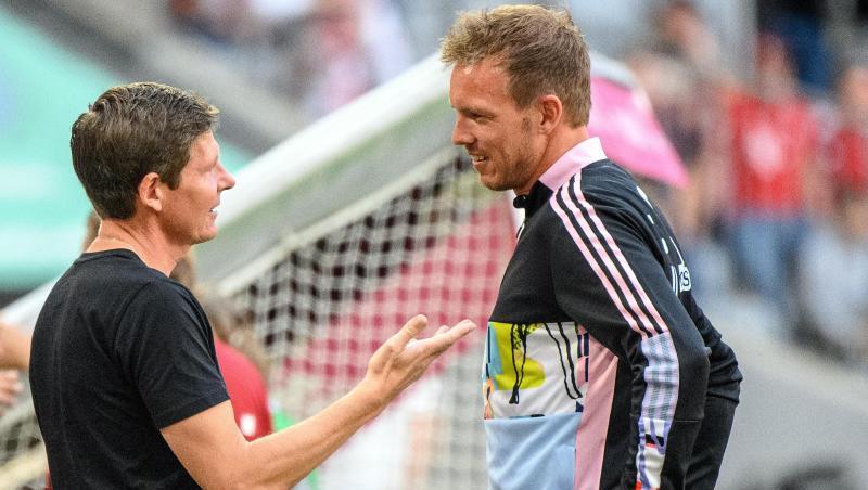 Frankfurts Cheftrainer Oliver Glasner (l) und Julian Nagelsmann unterhalten sich.