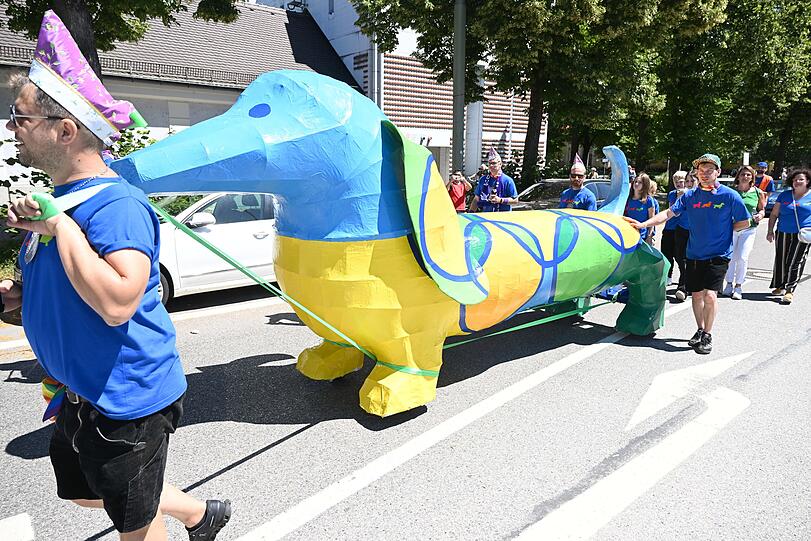 Ein bunter Riesendackel, den der zwölf Jahre alten Noah im Rahmen eines Wettbewerbs des Dackelmuseums
in Passau geschaffen hat, fährt bei der Parade mit.