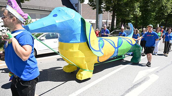 Ein bunter Riesendackel, den der zwölf Jahre alten Noah im Rahmen eines Wettbewerbs des Dackelmuseums
in Passau geschaffen hat, fährt bei der Parade mit.